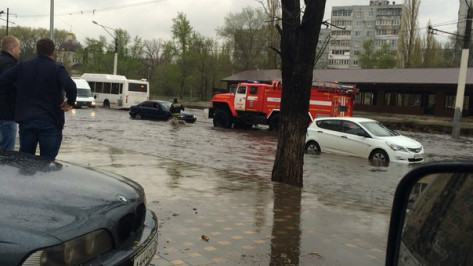 В Воронеже водитель заглохшей из-за потопа машины попросил помощи спасателей