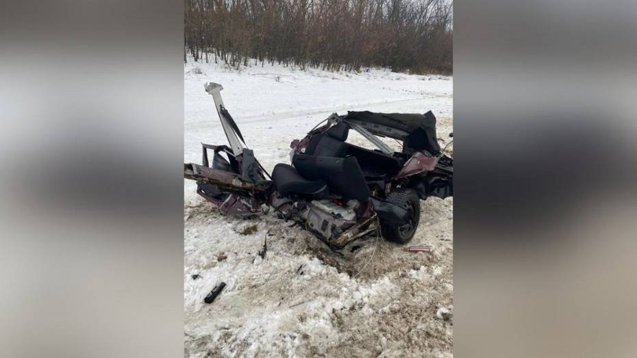 В Воронежской области «Приору» разорвало в ДТП с грузовиком: погибли 2 человека
