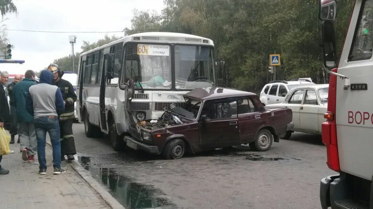 В Воронеже маршрутка влетела в «ВАЗ»: пострадал автомобилист