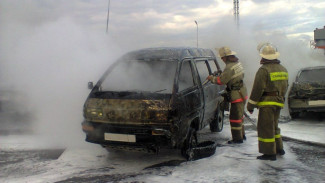 В Воронежской области сгорели микроавтобус и легковушка