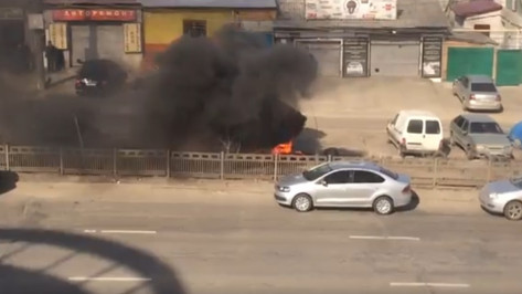 В Воронеже сгорела иномарка: видео пожара появилось в сети