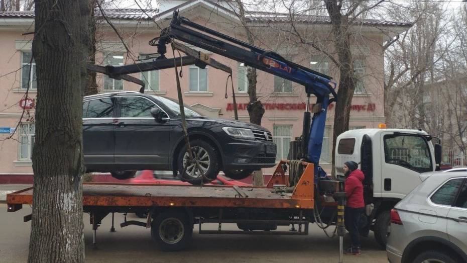 В Воронеже эвакуировали еще 18 автомобилей с закрытыми или снятыми госномерами
