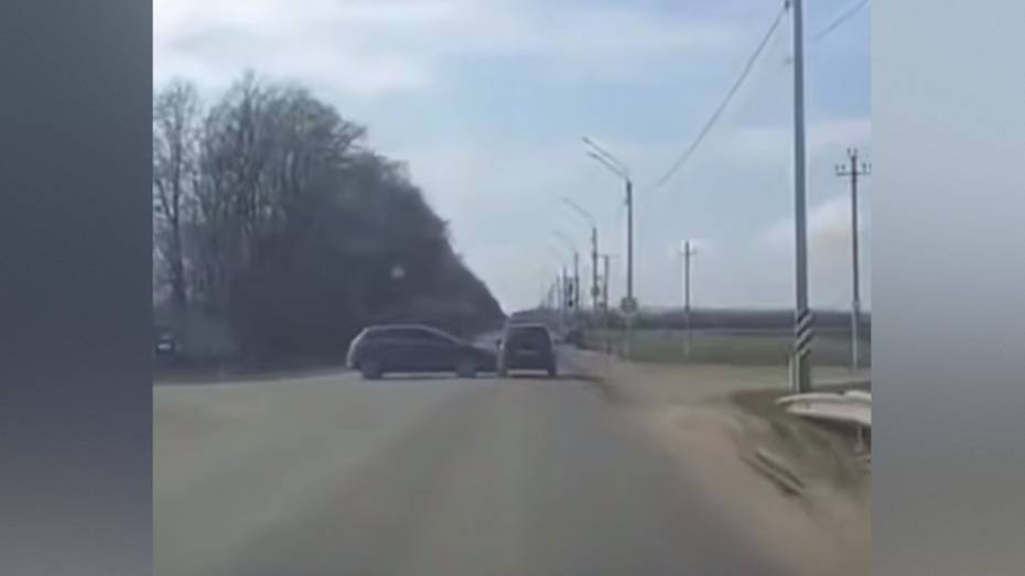 Появилось видео страшной аварии с перевернувшейся на крышу «Ладой» под Воронежем