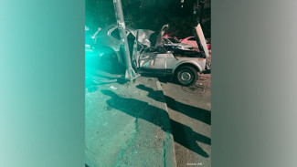 Весь в крови, но жив: в Воронеже сняли на видео процесс спасения водителя из искореженного авто