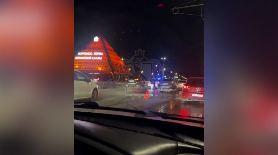 Коммунальную аварию устраняют возле памятника Славы в Воронеже