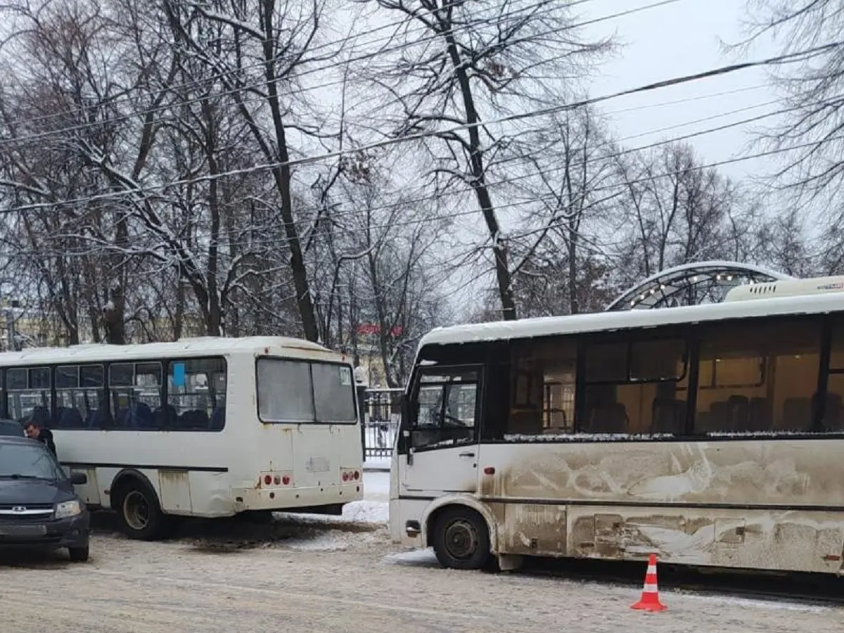 Пешеход пострадал в ДТП с «Ладой» и двумя автобусами возле вокзала Воронеж-1