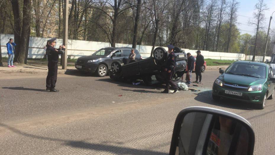 В Воронеже после столкновения 3 автомобилей Renault перевернулся на крышу