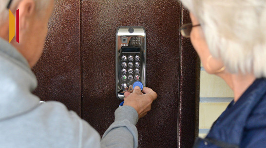 В Воронеже пожилая пара «заменила» домофон за 3 млн рублей