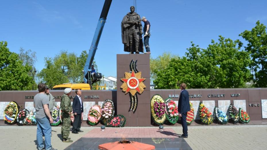 В центральном парке Богучара установили новую скульптуру Неизвестного солдата