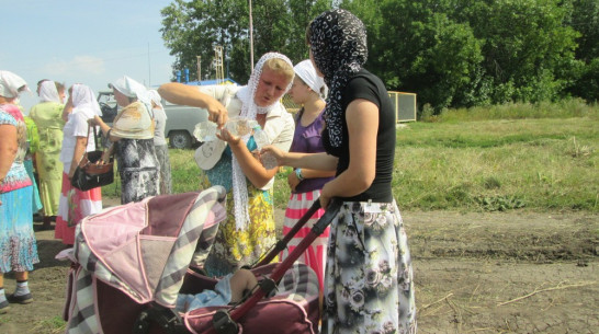 В Панинском районе прошел крестный ход к святому источнику Красные Холмы