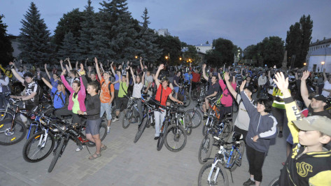 Велоночь в Воронеже собрала почти полторы тысячи велосипедистов
