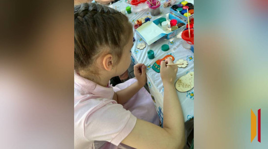 Семилукцы занялись гимнастикой и росписью по дереву в День семьи, любви и верности