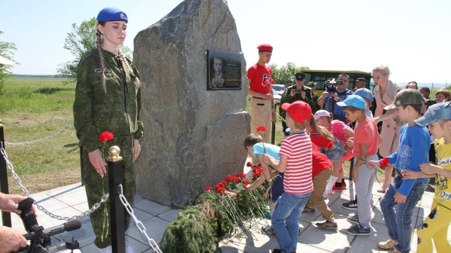 В Богучарском районе установили памятник погибшему в годы ВОВ подростку-минеру