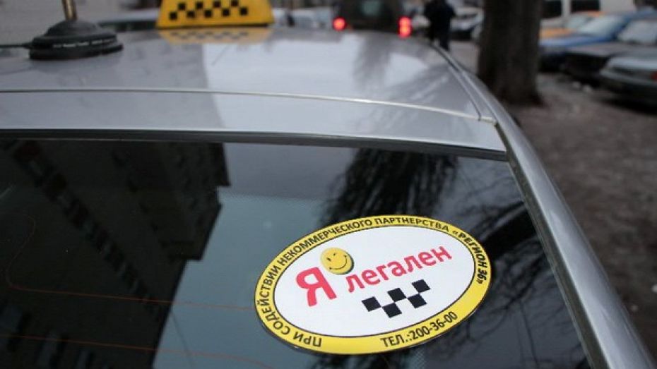  Воронежские таксисты наклеивают на авто стикеры «Я легален»