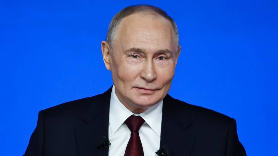 «Семья не должна чувствовать снижение уровня достатка с появлением ребенка»: Владимир Путин – о демографии