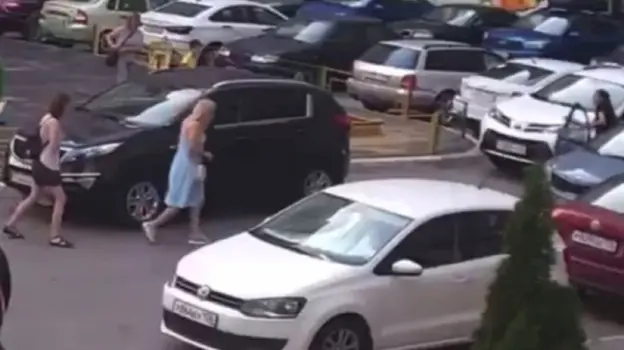 В воронежском ЖК мальчик попал под колеса автомобиля, убегая от друга: видео