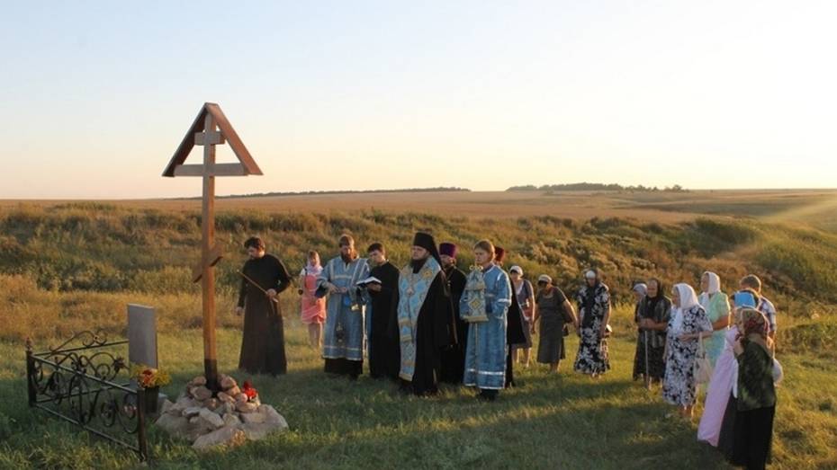 В грибановском селе установили крест в память о расстрелянных священниках