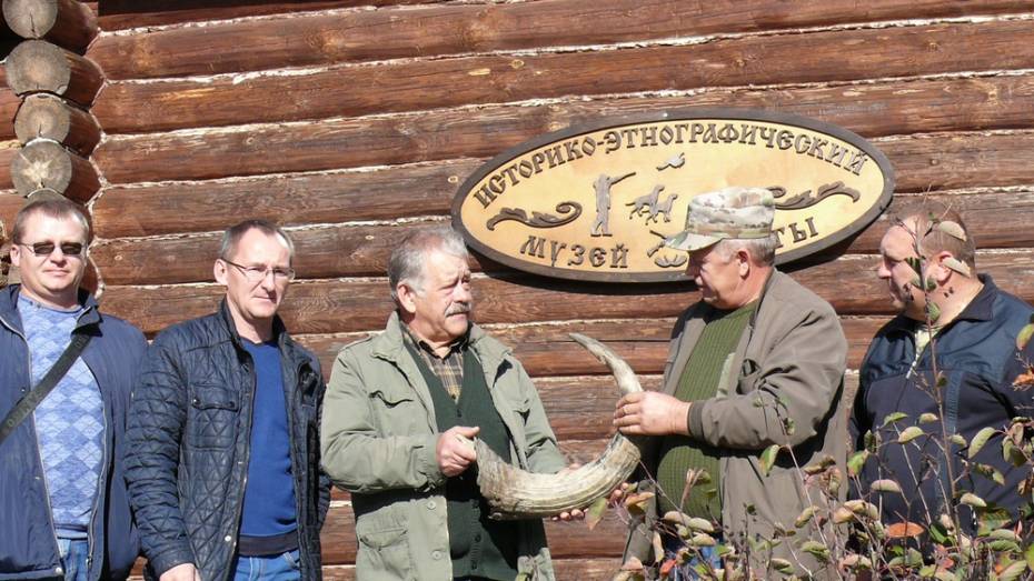 Каменцы подарили Лискинскому историко-этнографическому музею охоты рог зубра