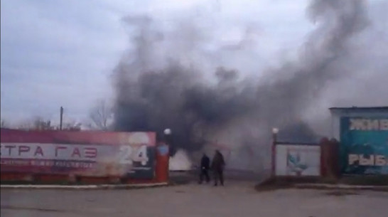 Легковушка взорвалась рядом с заправкой под Воронежем
