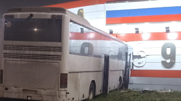 В Воронежской области автобус врезался во въездную стелу: пострадали 5 пассажиров