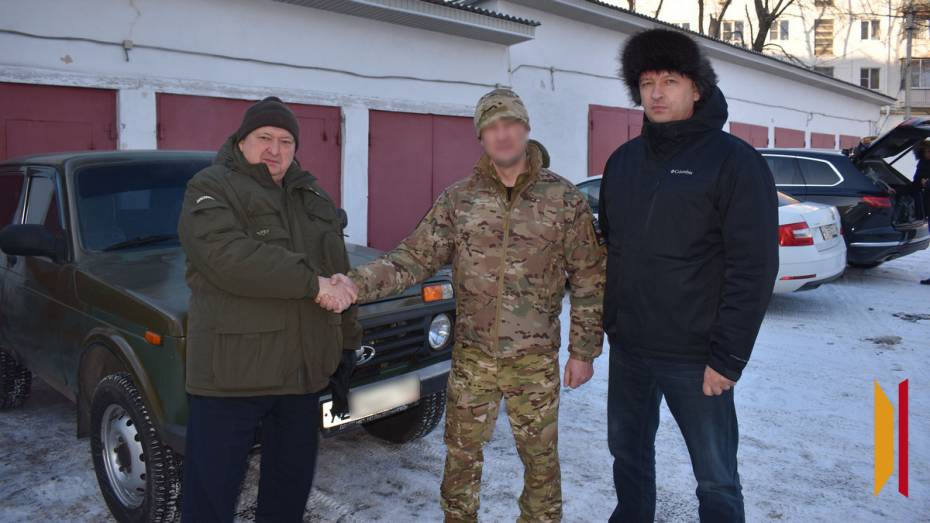 Из Лискинского района на СВО передали автомобиль и антидроновые одеяла