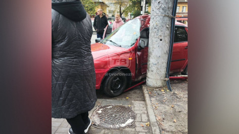 В Воронеже автомобиль врезался в фонарный столб: видео