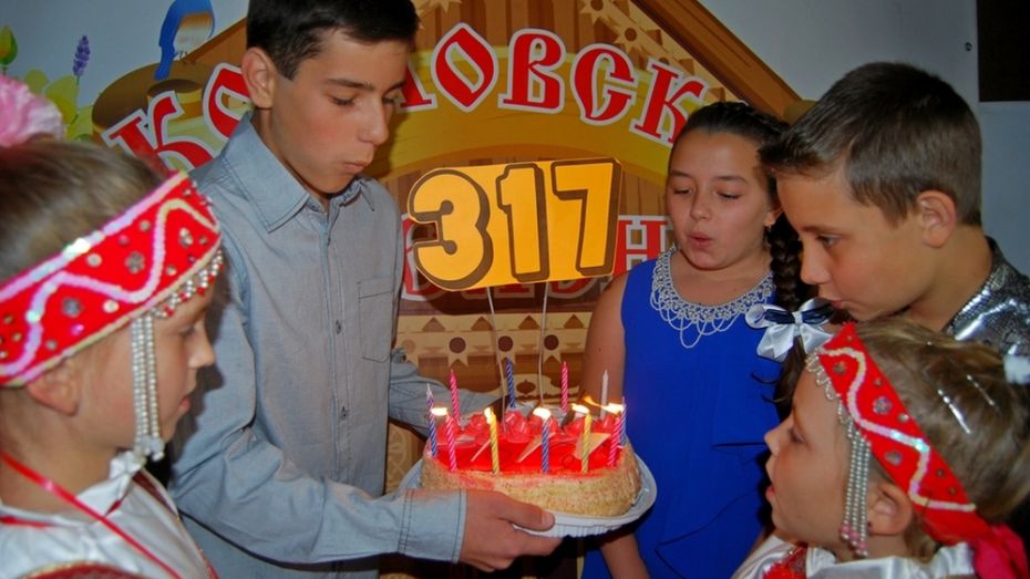На торте в честь дня рождения бутурлиновского села задули 317 свечей