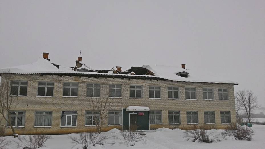 В Рамонском районе под тяжестью снега частично обрушилась крыша амбулатории