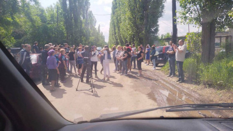 Толпа собралась в Воронеже возле перекрытого выезда с Нефтебазы