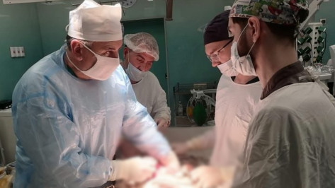 Воронежские врачи удалили пациентке килограммовую опухоль