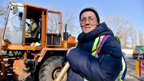 «Обидно читать комментарии в соцсетях»: история грузчика Александры Коровиной, которая 16 лет убирает улицы Воронежа
