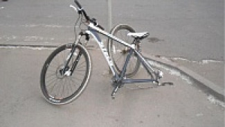 Во дворе воронежской многоэтажки начинающий водитель сбил шестиклассника