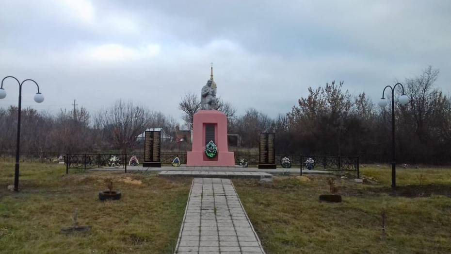 В селе Нижний Мамон активисты благоустроили воинское захоронение 