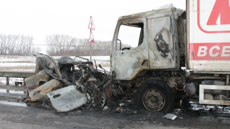 Неизвестный водитель Hyundai сгорел после ДТП в Воронежской области