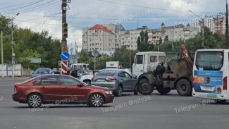 В Воронеже Haval врезался в мусоровоз