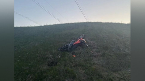 В воронежском селе Орлово 21-летний мотоциклист вылетел в овраг и погиб