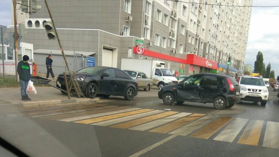 В Воронеже в результате ДТП знак пешеходного перехода упал на голову пенсионерке