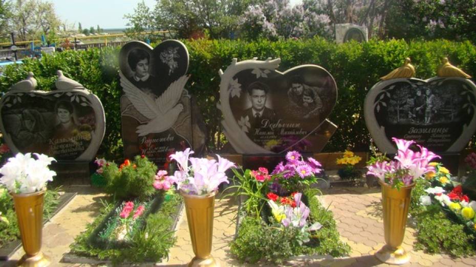 Новохоперская  пенсионерка  при жизни установила  себе  памятник  на  кладбище