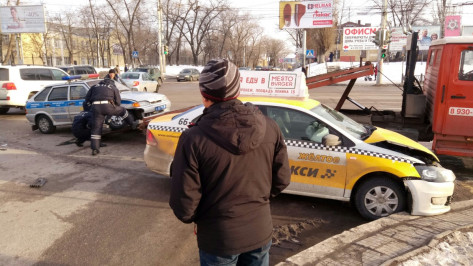 В Воронеже авария с машиной ГИБДД и такси спровоцировала пробку на Чернавском мосту