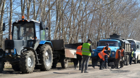 В Бутурлиновке приступили к ямочному ремонту дорог