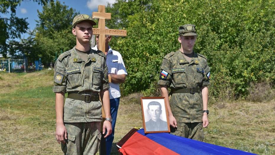В Бутурлиновском районе захоронили останки погибшего в Новгородской области красноармейца