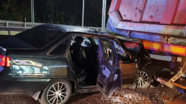 Daewoo Nexia врезалась в грузовик под Воронежем: есть пострадавшая