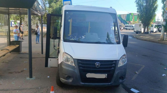 В Воронеже автобус сбил на остановке 43-летнюю женщину