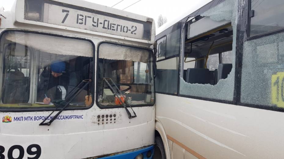 В Воронеже столкнулись троллейбус и маршрутный автобус: пострадала девушка