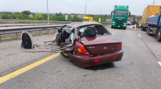 Москвичка погибла при столкновении иномарки и грузовика на трассе в Воронежской области