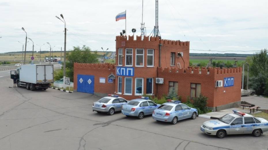 В Богучарском районе задержали 19-летнего москвича с пропитанной ЛСД фольгированной бумагой