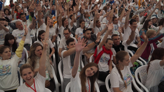 Молодой воронежский ученый передал премию на развитие кружков в сельских школах