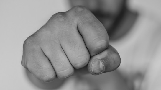 Жестокое избиение мужчины в Коминтерновском районе Воронежа попало на видео