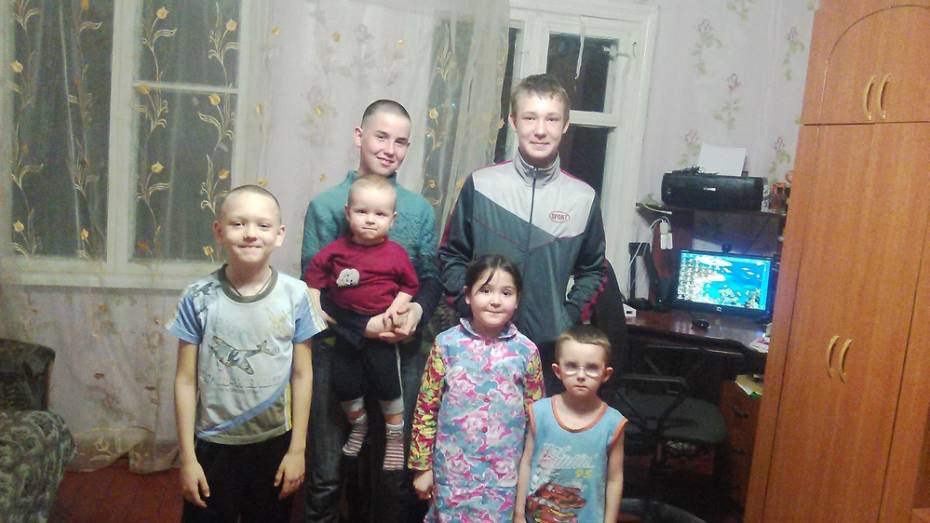В Подгоренском районе многодетная семья взяла под опеку четверых детей