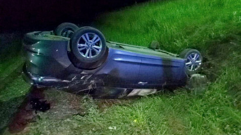 Пьяный воронежец перевернул Hyundai и попал в больницу: фото с места аварии